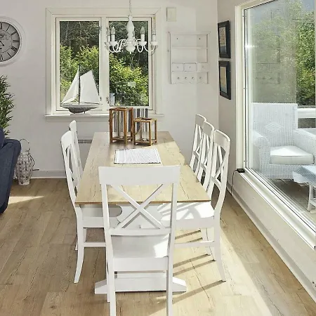 Four-bedroom Holiday In Sæbø